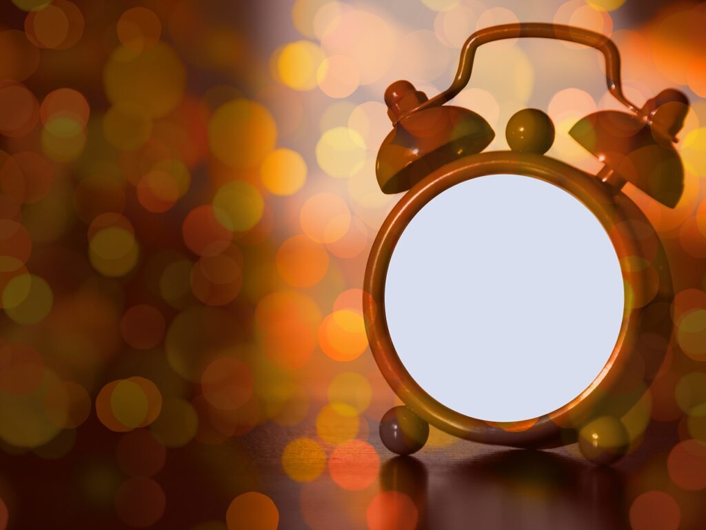 clock, alarm clock, bokeh-598837.jpg